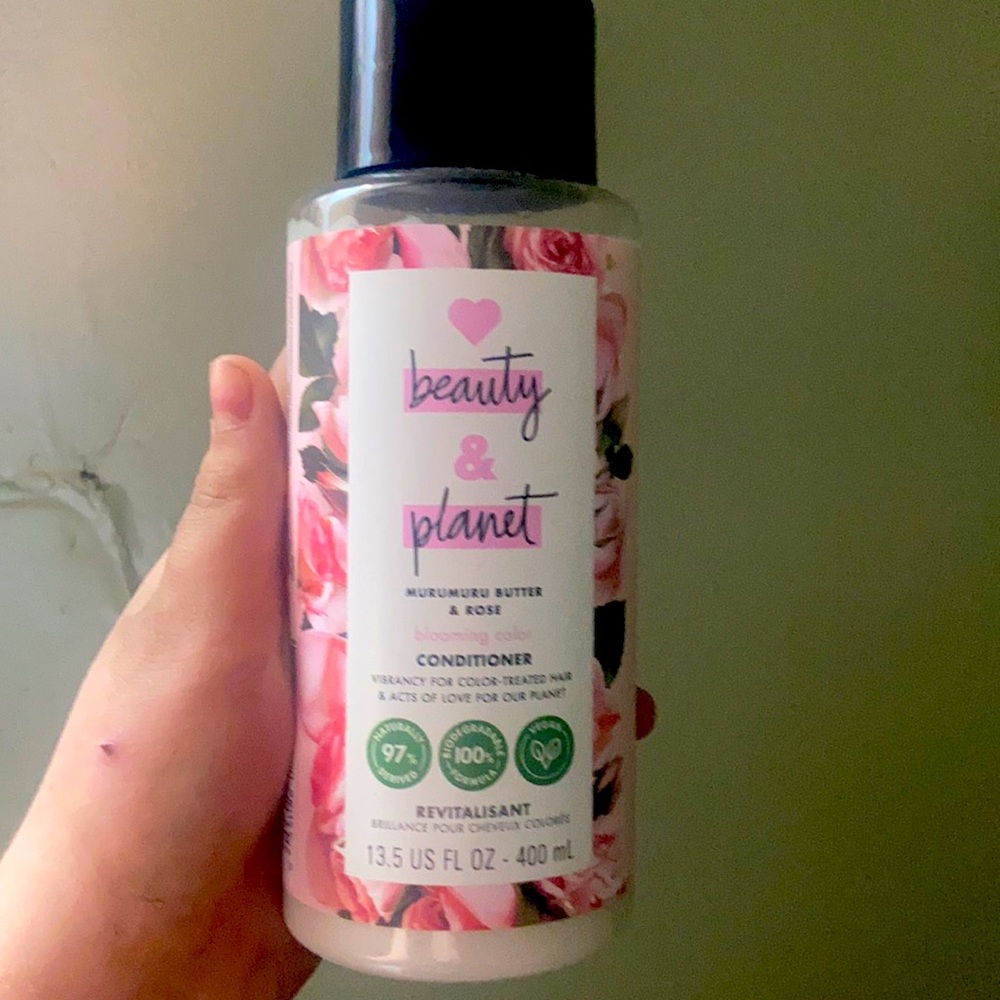 Beauty and plant new never used conditioner. Scent is murumura butter and rose -